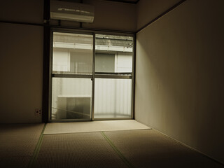 日本の和室と畳　イグサの網目　古い小さなアパート　懐古的な