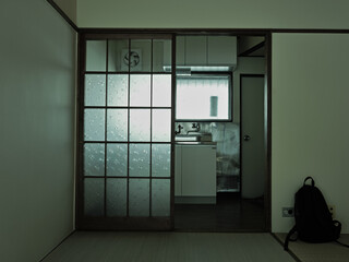 日本の和室と畳　イグサの網目　古い小さなアパート　懐古的な