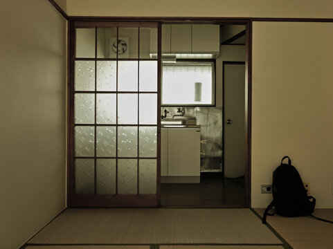 日本の和室と畳　イグサの網目　古い小さなアパート　懐古的な