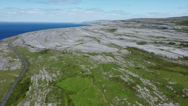 vista a&eacute;rea del geoparque de Burren, de formaci&oacute;n k&aacute;rstica  en Irlanda con vista del oc&eacute;ano  Atl&aacute;ntico que lo bordea