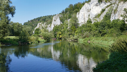 Fototapeta premium wildromantische obere Donau mit Kajak im Hintergrund