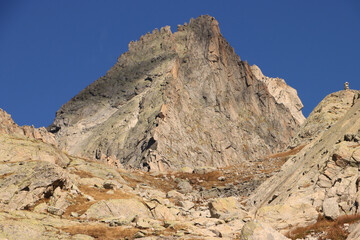 Piz Bacun (3244m, Bernina-Alpen) im Fokus; Blick von Südosten auf den imposanten Gipfel