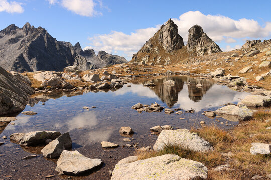 Wundersch&ouml;ne Alpenlandschaft des Bergell im Sp&auml;tsommer; Piz dal P&auml;l (2618m) gespiegelt und Piz Cacciabella (2980m) links im Hintergrund