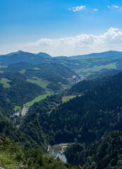 Fototapeta na wymiar View of the Dunajec valley from the top of Sokolica