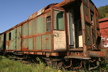 Fototapeta na wymiar alter verrosteter Eisenbahnwaggon