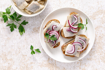 Herring sandwich. Open sandwiches with whole grain bread, herring and onion. Top view