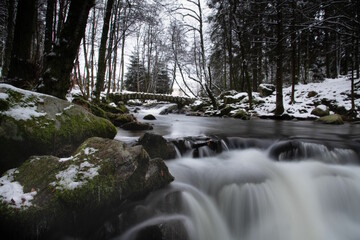 La cascade du Saut des Cuves (Gérardmer) dans le Massif des Vosges en hiver