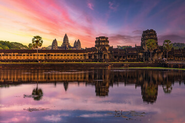 Fototapeta na wymiar Angkor Wat temple reflecting in water of Lotus pond at sunset