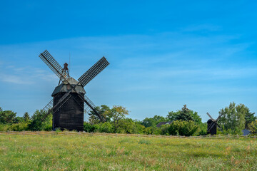 Fototapeta na wymiar Denkmalgeschützte historische Windmühlen in Neu Langerwisch - die kleinere Mühle gilt als kleinste funktionsfähige Windmühle Deutschlands