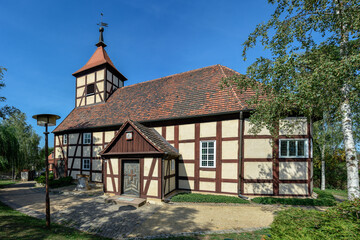 Fototapeta na wymiar Südseite der denkmalgeschützten Dorfkirche Bergholz-Rehbrücke