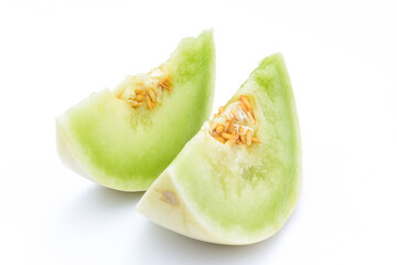 trozos de Melón Dulce Calameño (Cucumis melo) en fondo blanco