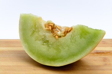 trozo de Melón (cucumis melo) sobre tabla de madera