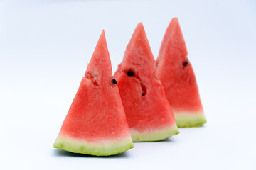 Sandía (citrullus lanatus) cortada en trozos triangulares con fondo azulado