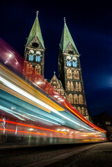 Fototapeta na wymiar Catedral Bremen, Alemania, noche tranvia