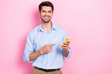 Photo of groomed positive man hand demonstrate telephone recommend buy modern device gadget empty space isolated on pink color background