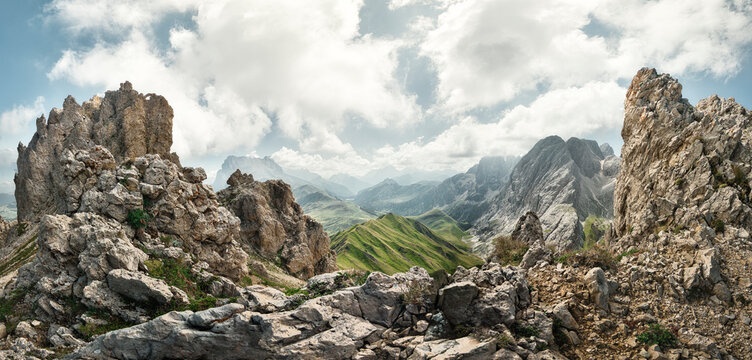 Berge und Geröll in einer sommerlichen Landschaft in den Bergen der Dolomiten in Südtirol, Italien