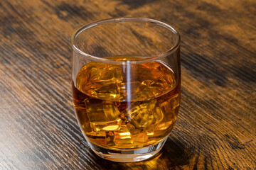 verre de whisky avec des glaçons sur une table