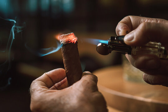 PRENDIENDO CIGAR HABANO TABACO FUMANDO HUMO EN BAR
