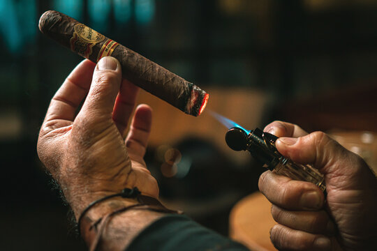 PRENDIENDO CIGAR HABANO TABACO FUMANDO HUMO EN BAR