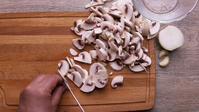 Mushrooms cut into thin slices for making sauce