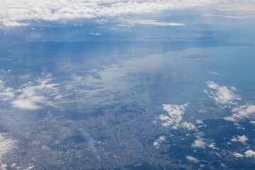 空から雲が垂れる大阪湾