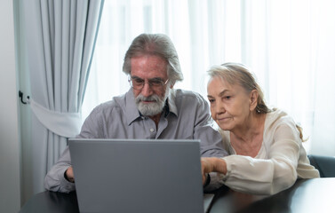 A long-term relationship that lasts until old age. characterized by unchanging love and also uses technology to communicate with children without interruption