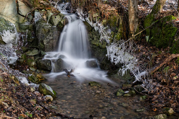 kleiner Wasserfall im Harz mit Eiszapfen
