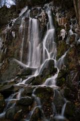 der Königshüttener Wasserfall im Winter, teils mit Eis