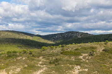 Fototapeta na wymiar Paysage du massif de la Gardiole, sur le littoral méditerranéen à Frontignan