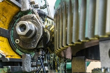 Manufacturing and cutting of a cogwheel tooth on an oil-cooled gear cutting machine.