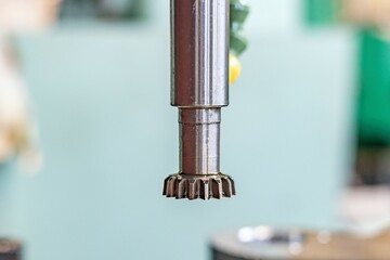 Modular cutter for the production and cutting of an internal tooth on an oil-cooled gear cutting...