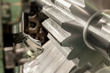 Manufacturing and cutting of a gear shaft tooth on an oil-cooled gear cutting machine.