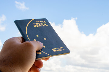 Segurando o passaporte brasileiro. 