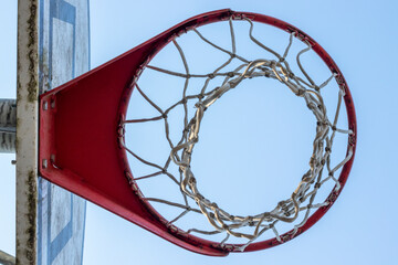 Un panier de basket-ball vu d'en bas