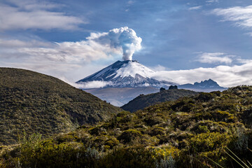Fototapeta na wymiar Cotopaxi in eruption