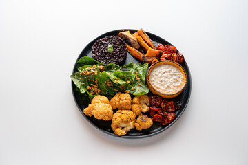 plato vegetariano con variedad de verduras.