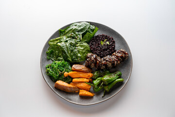 plato de comida vegetariana borduras verdea y mas colores.