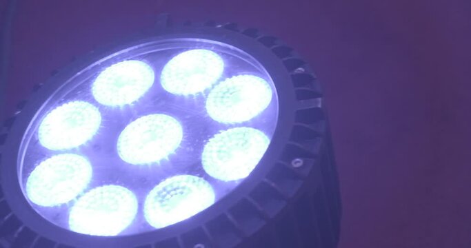 luz led para escenario de concierto en primer plano, par led de eventos, conciertos y escenarios