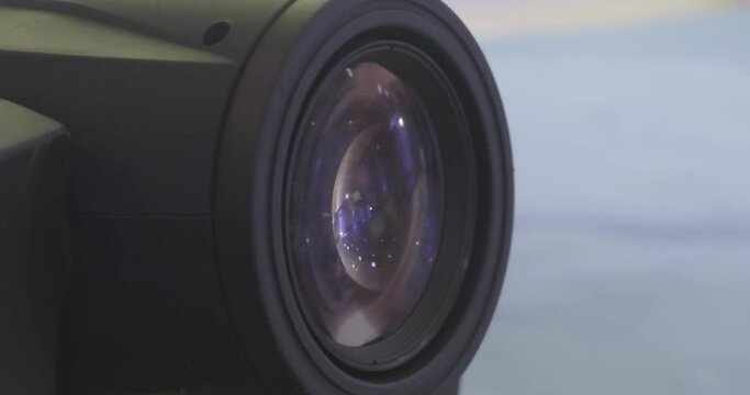 Luz puntual para iluminaci&oacute;n de eventos rotando en el escenario en primer plano