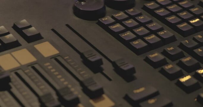 Consola de control y mezcladora de efectos utilizada en evento corporativo y concierto