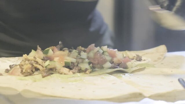 Cocinero preparando comida mediterranea, mexicana, oriental, con carne, pollo, cerdo y verduras grabado en camara lenta
