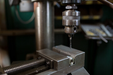 Cutting a screw with a tapping machine