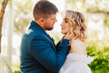 Naklejka premium profiles of tender and loving bride and groom. 