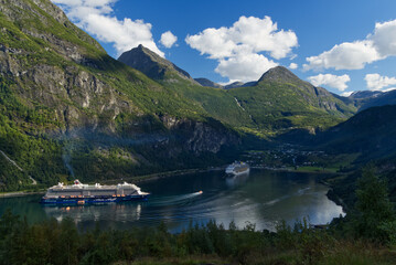 Fototapeta na wymiar Hafen Geirangerfjord mit Schiffen