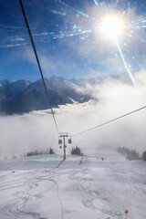 Schönes Winterpanorama im Skigebiet Wildkogel bei Bramberg in Österreich, mit Blick aus einer Gondel auf die Skipiste.