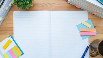 積まれた本とノートと付せん紙