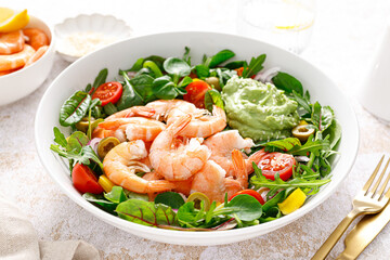 Shrimp and leafy vegetables salad with tomato, bell pepper, olive and avocado sauce