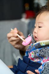 百日祝い・お食い初めをする男の子