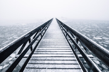 Obraz premium A wooden bridge in winter at Lindøya, Oslo.