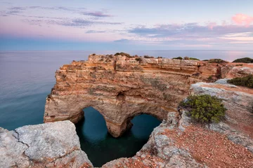 Store enrouleur occultant Plage de Marinha, Algarve, Portugal Nature celebrates Valentines Day with the symbol of love carved by nature. Algarve, Portugal.  Seascape of romantic scenario. Heart shaped on rock in amazing beach.